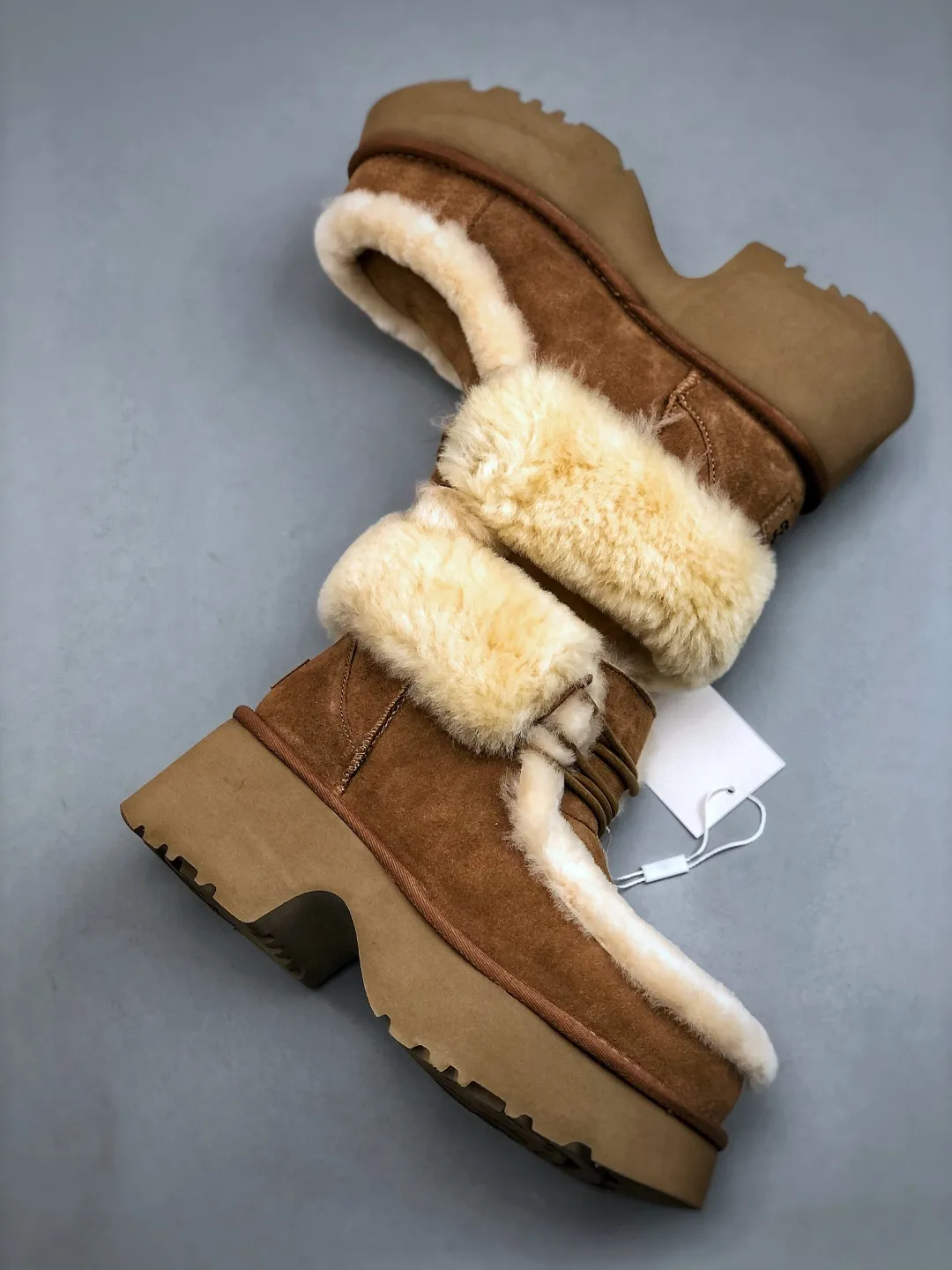 Local self-pickup 💰700 supports store placement. The top version on the market. 25 new models. UGG Esme 6cm taller. Split cow leather. Fashionable and comfortable. Ankle-length snow boots. Produced by a major foreign trade factory in Guangzhou. From toe to insole, genuine sheep fur. Independent outer box packaging. Chip. Waterproof process. Different from any version on the market. Independently developed original outsole and cashmere insole to keep you warm in winter and suitable for home use. In recent years, uug has launched a style series that is partially geared towards the preferences of young consumers and has also moved to the forefront of fashion trends. Shoe body material Water-repellent coated suede upper 17 mm UGGPURE™ implanted wool insole Lightweight non-slip and comfortable rubber outsole With brand LOGO trademark Comes with a full set of packaging Size: 35-40